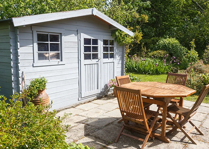 Petit chalet dans un jardin