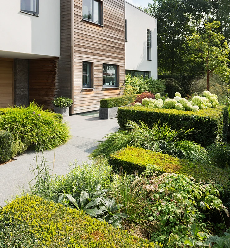 Jardin devant un bâtiment d'appartements