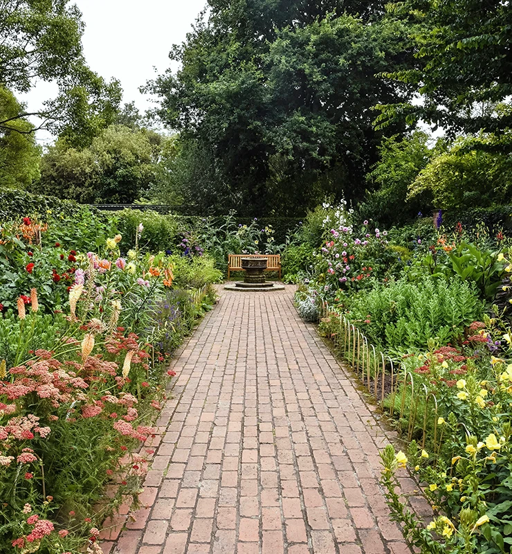 Allée dans un jardin